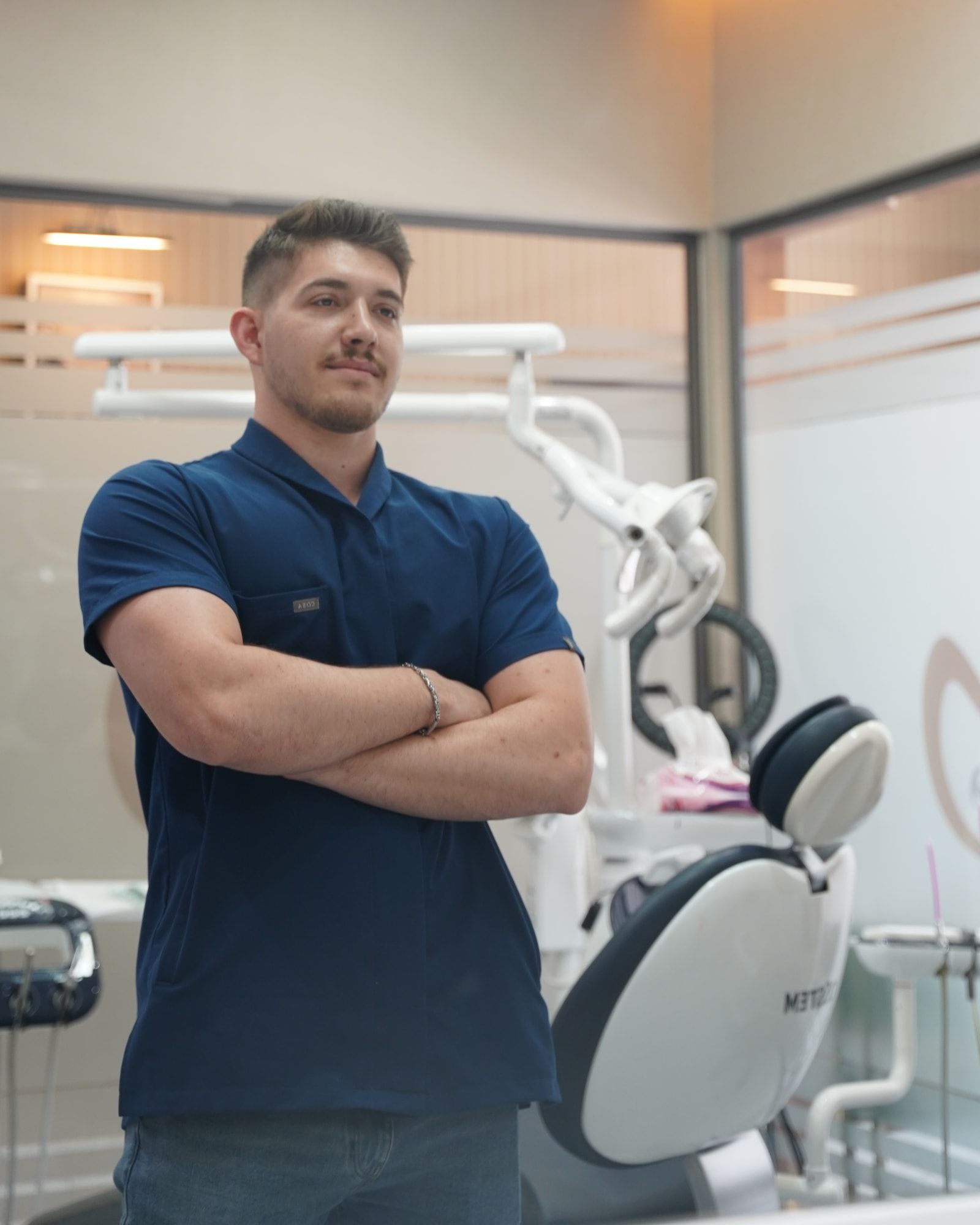 Dr. Yusuf İşler, İstanbul Fatih’teki diş kliniğinde