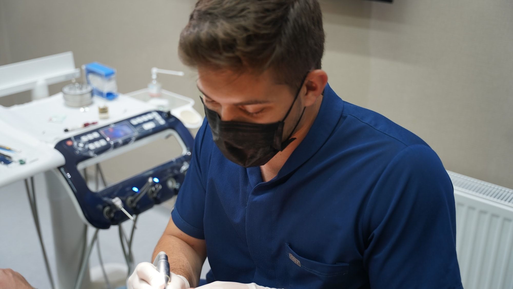 Dr. Yusuf İşler İstanbul’daki kliniğinde bir hastayı tedavi ederken