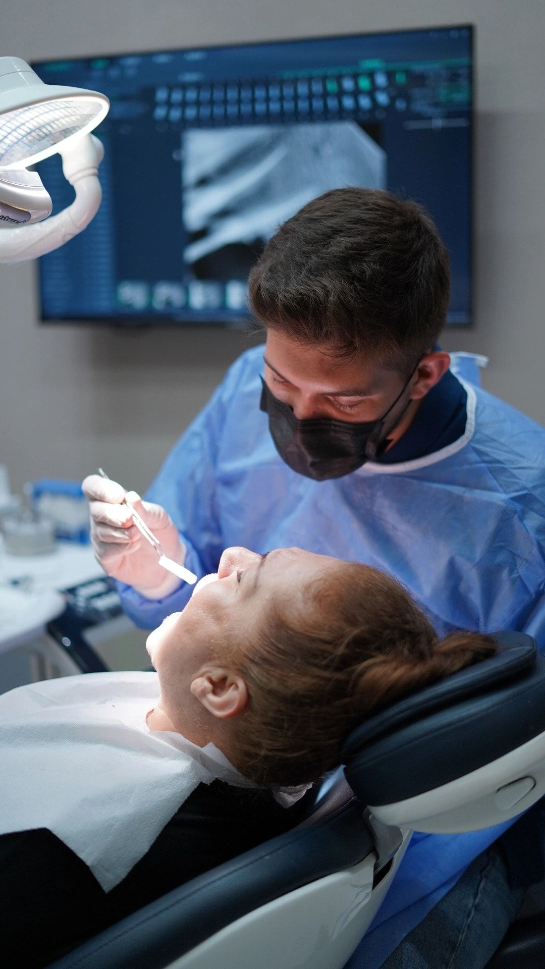 Dr. Yusuf İşler İstanbul’daki kliniğinde ünitede bir hastayı tedavi ederken